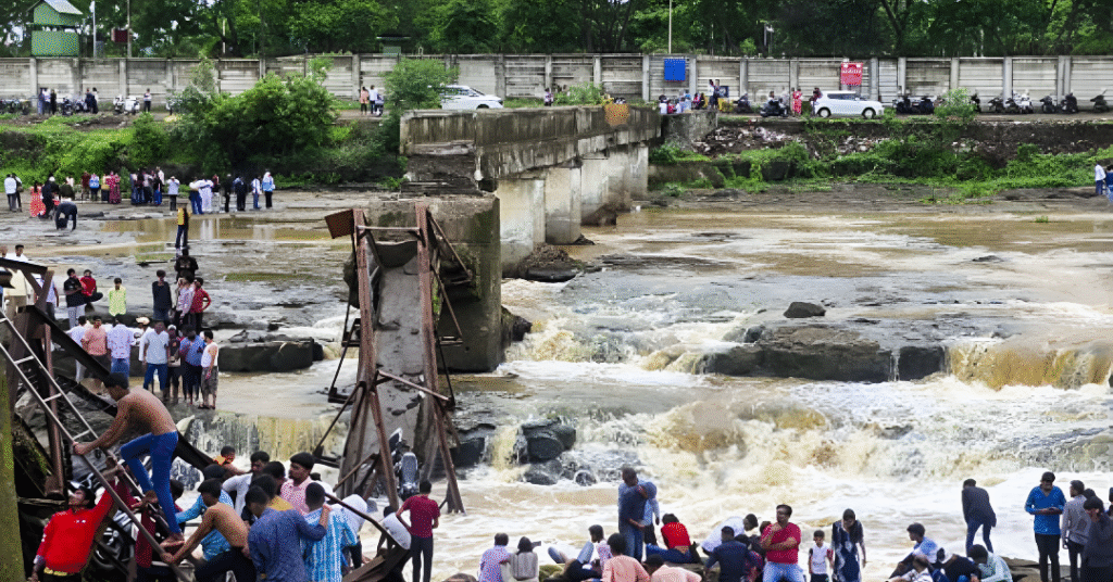 Pune Indrayani River bridge collapse